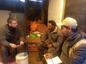 Victor à l'écoute de paysans (1), Ancash, juillet 2024