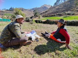 Victor en plein entretien, à l'écoute d'une paysanne en Ancash